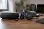 Nahaufnahme eines Headset-Mikrofons auf dem Schreibtisch