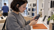 iPhone 15 in einer älteren Hülle auf der Zubehörtheke