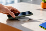 Smartphone mit Hülle auf einer magnetischen Ladestation