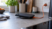 iPhone mit Hülle auf kabellosem Ladegerät