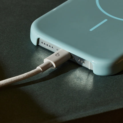 Beats USB-C-naar-USB-C-kabel aangesloten op een iPhone