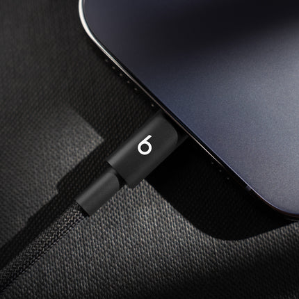 Beats USB-C-naar-Lightning-kabel aangesloten op een iPhone